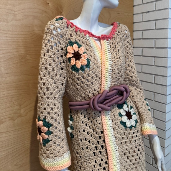 Crocheted long cardigan dress with flowers - Picture 3 of 16